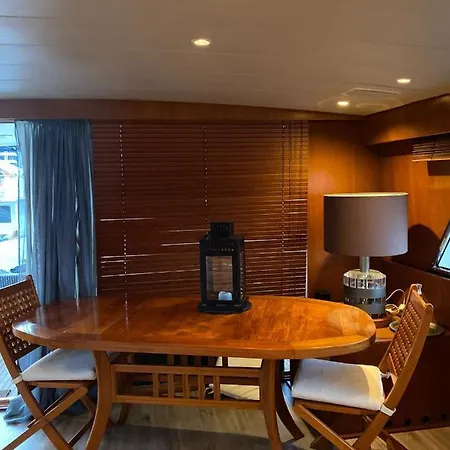 Hotel Amazing Boat To Sleep In Barcelona Sant Adria de Besos Exterior foto