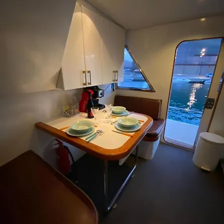 Hotel Amazing Boat To Sleep In Barcelona Sant Adria de Besos Exterior foto