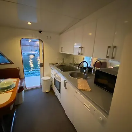 Hotel Amazing Boat To Sleep In Barcelona Sant Adria de Besos Exterior foto