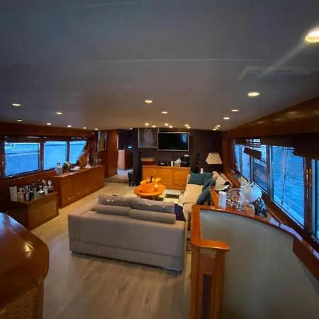 Hotel Amazing Boat To Sleep In Barcelona Sant Adria de Besos Exterior foto