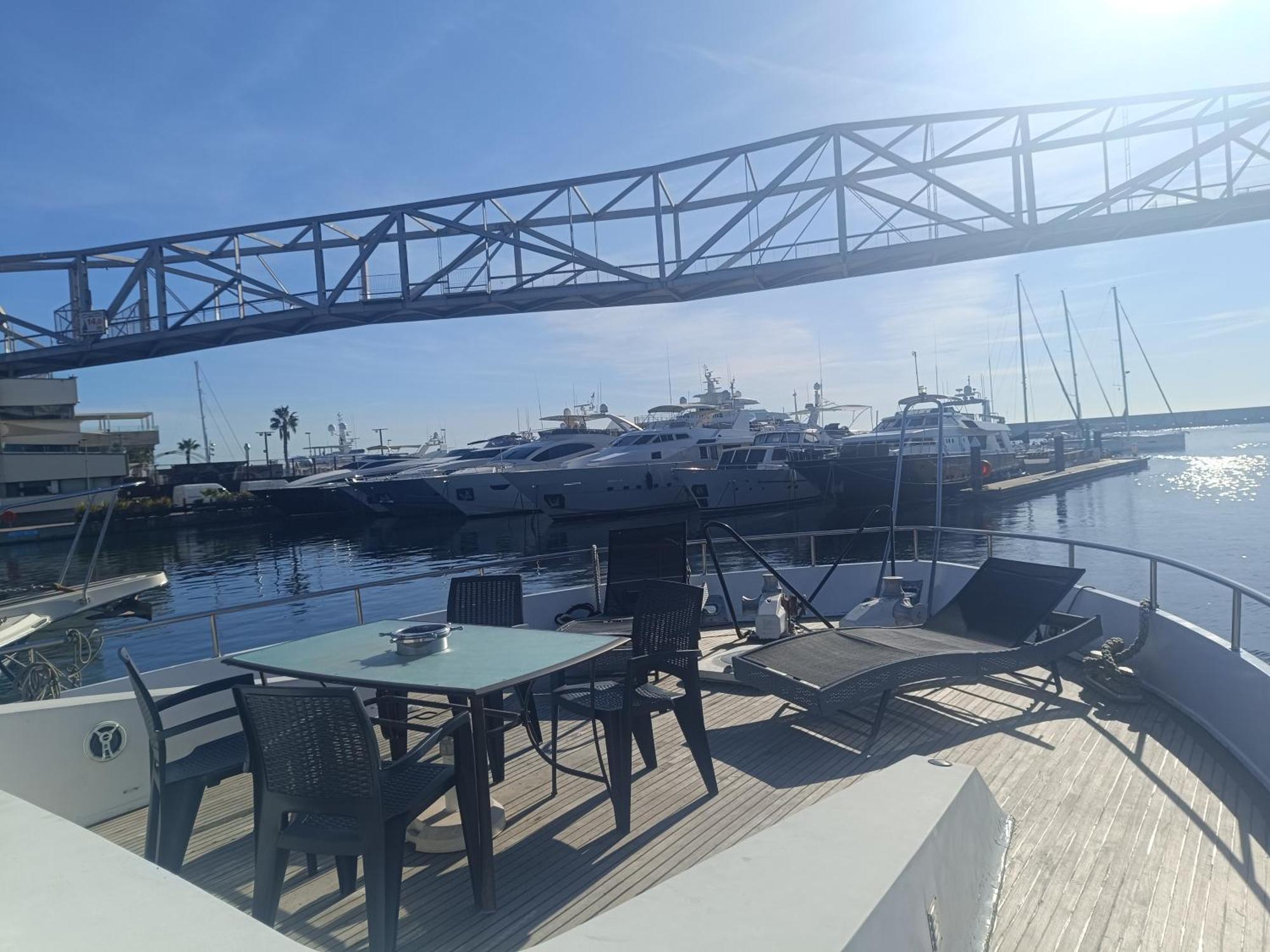 Botel Amazing Boat To Sleep In Barcelona *